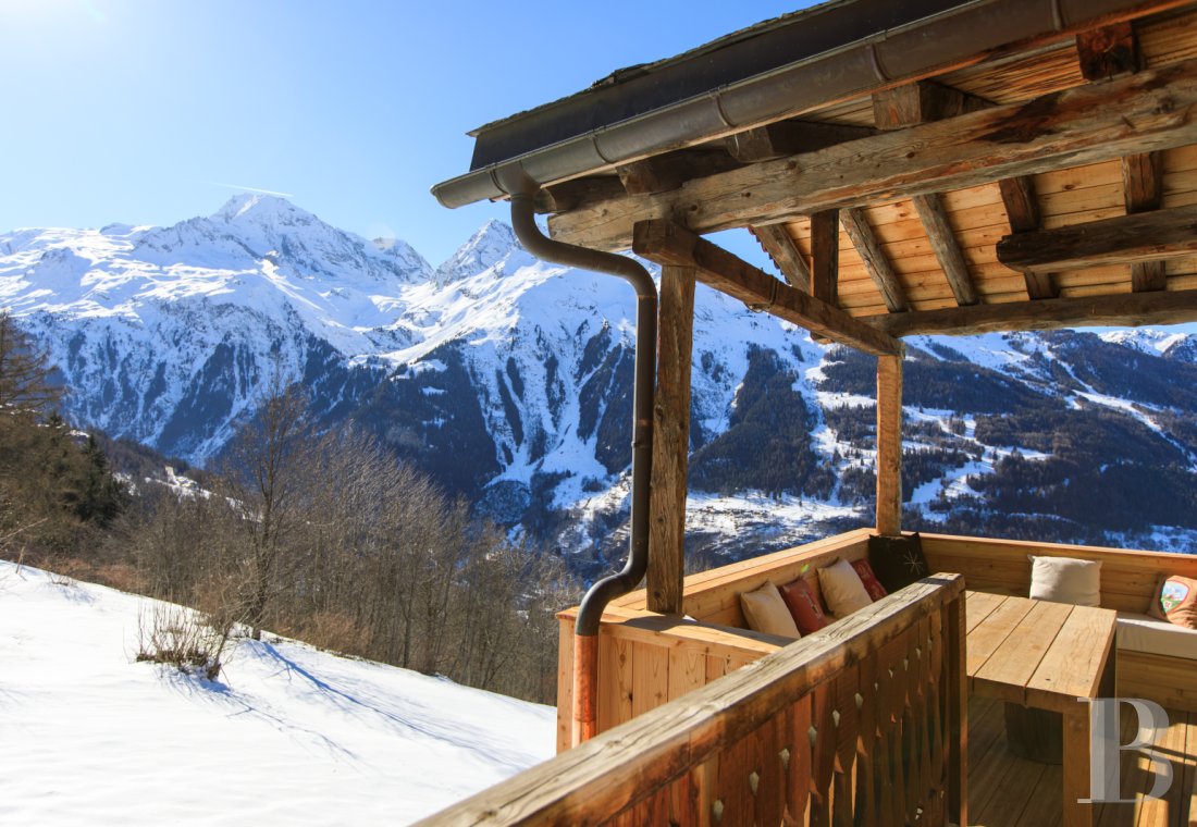 En Savoie, dans un hameau de la vallée de la Tarentaise, un grand chalet traditionnel rénové avec soin - photo  n°50
